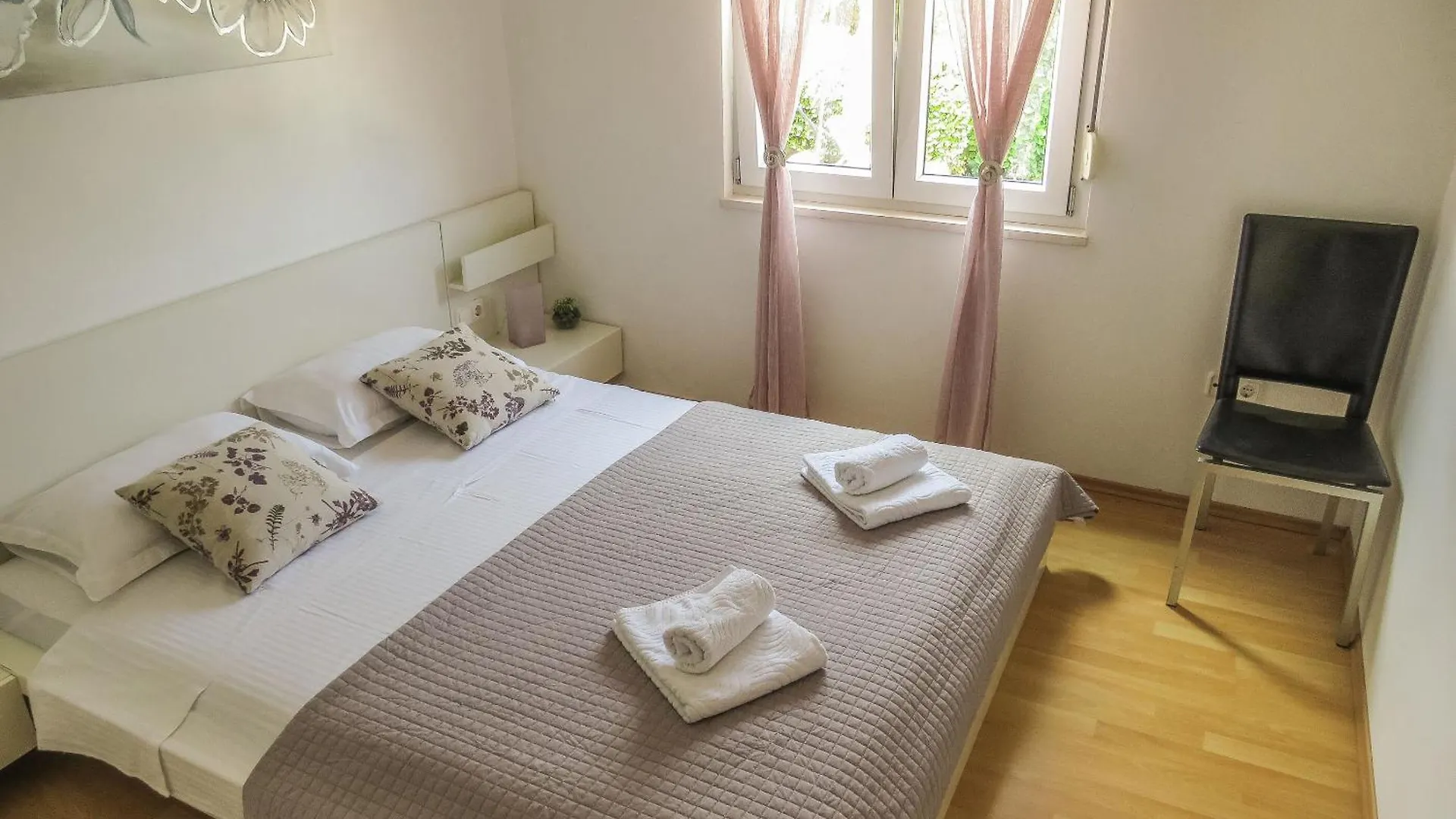 Apartments Eddie - Great Location & Comfor ザダル
